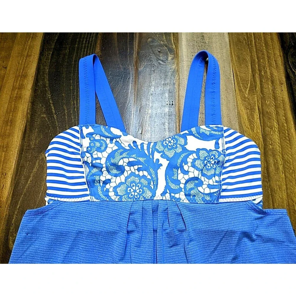 Lululemon Women's With Built In Bra Blue/White Flowers Top Blouse Sz 6
